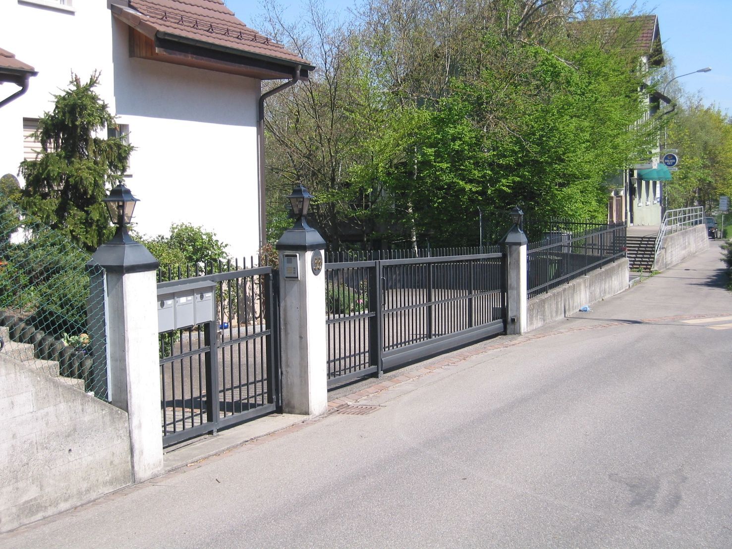 Tordetail mit Diagonalgeflecht