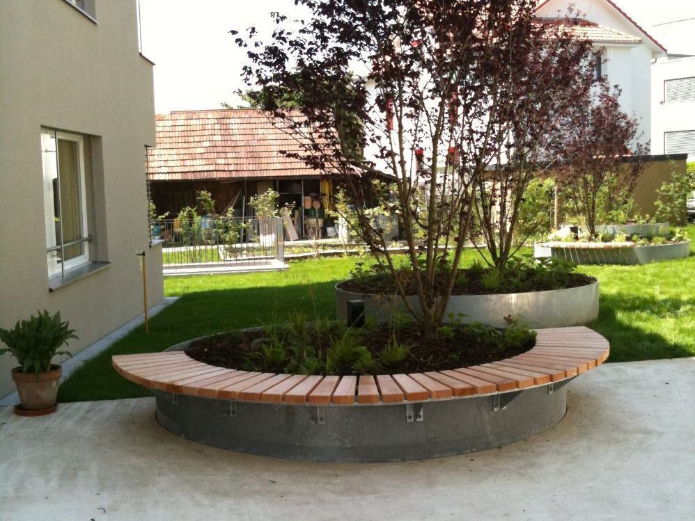 Baumring mit Holzbank