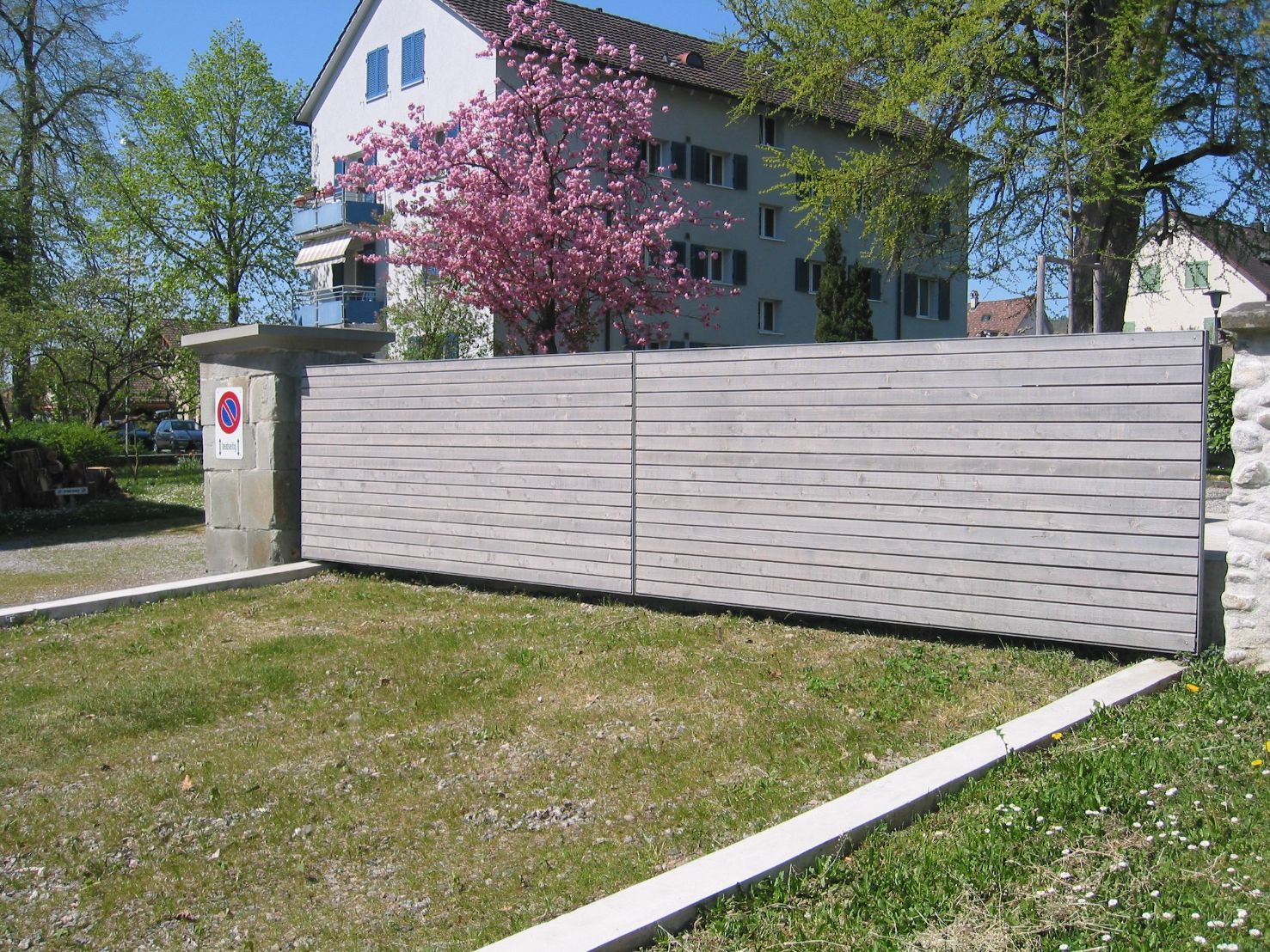 Tordetail mit Diagonalgeflecht