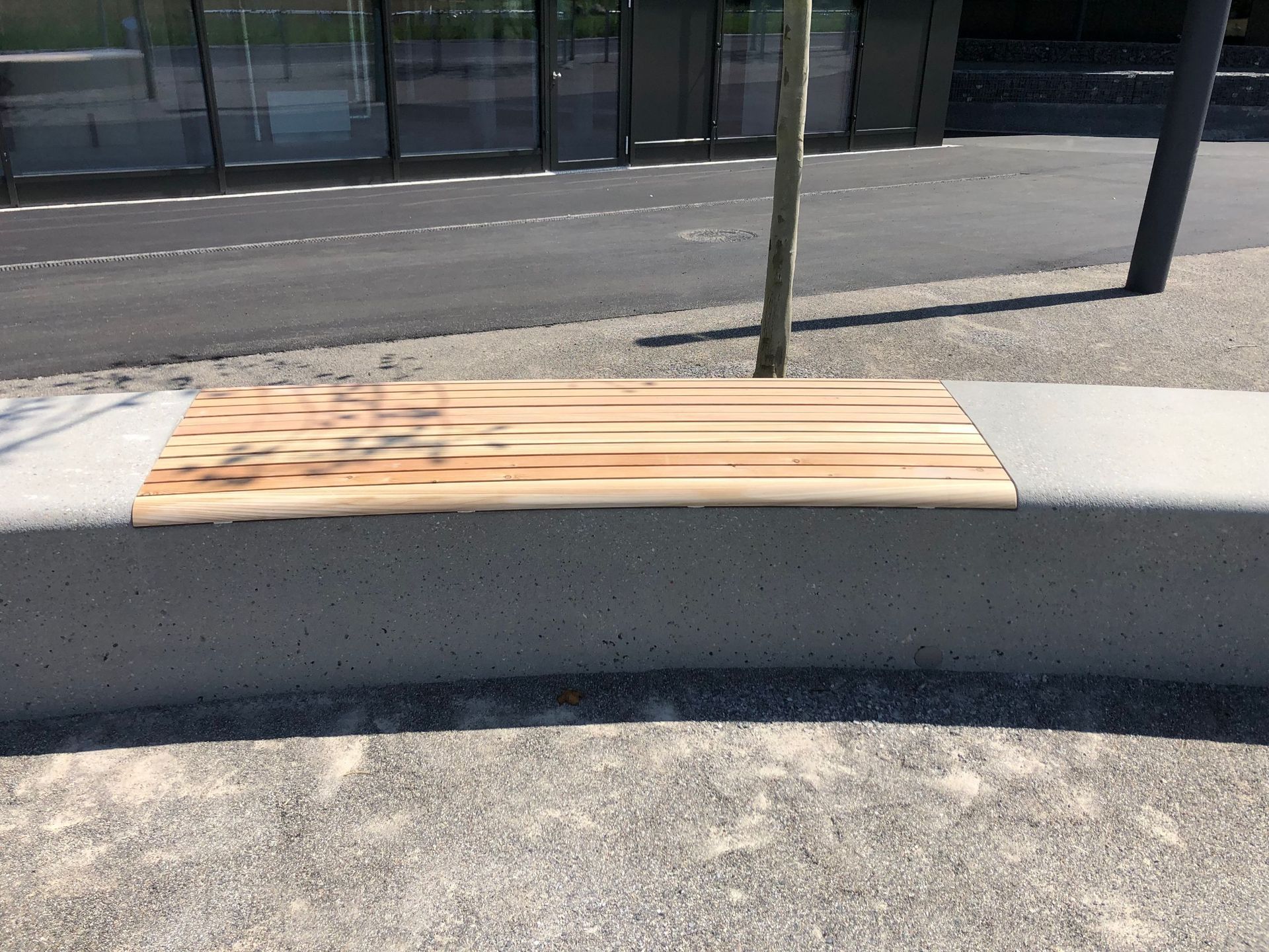 Holzbank in Betonelemen