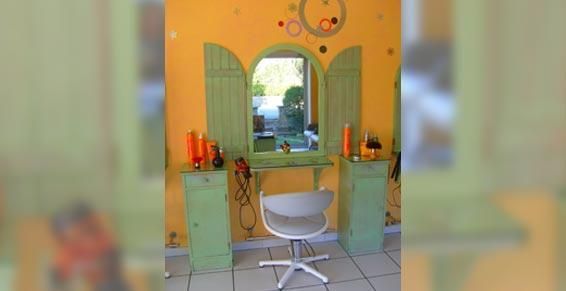 Intérieur du salon murs orange et meubles verts