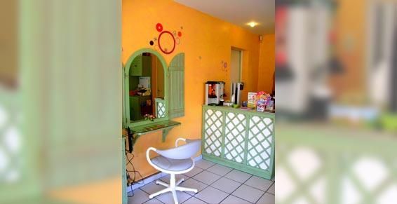 Intérieur du salon : fauteuil face au miroir