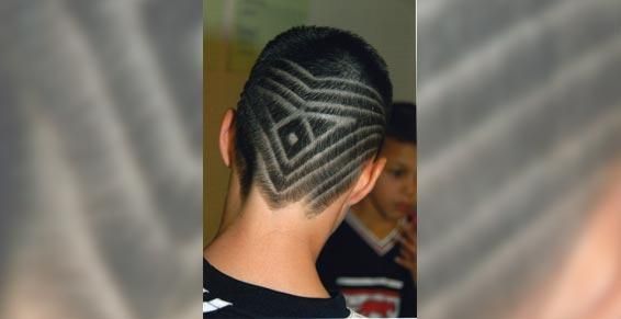 Coiffure rasée avec dessins