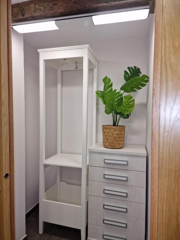 Un collage de imágenes de una sala de estar, un dormitorio y un pasillo.