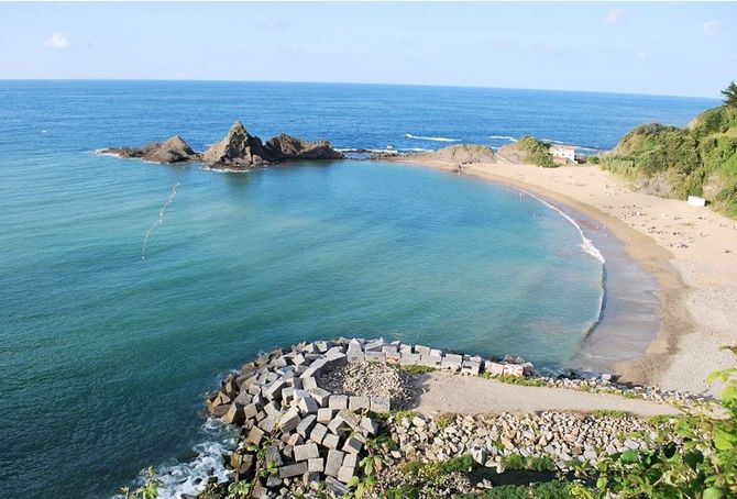 Una vista aérea de una playa en medio del océano