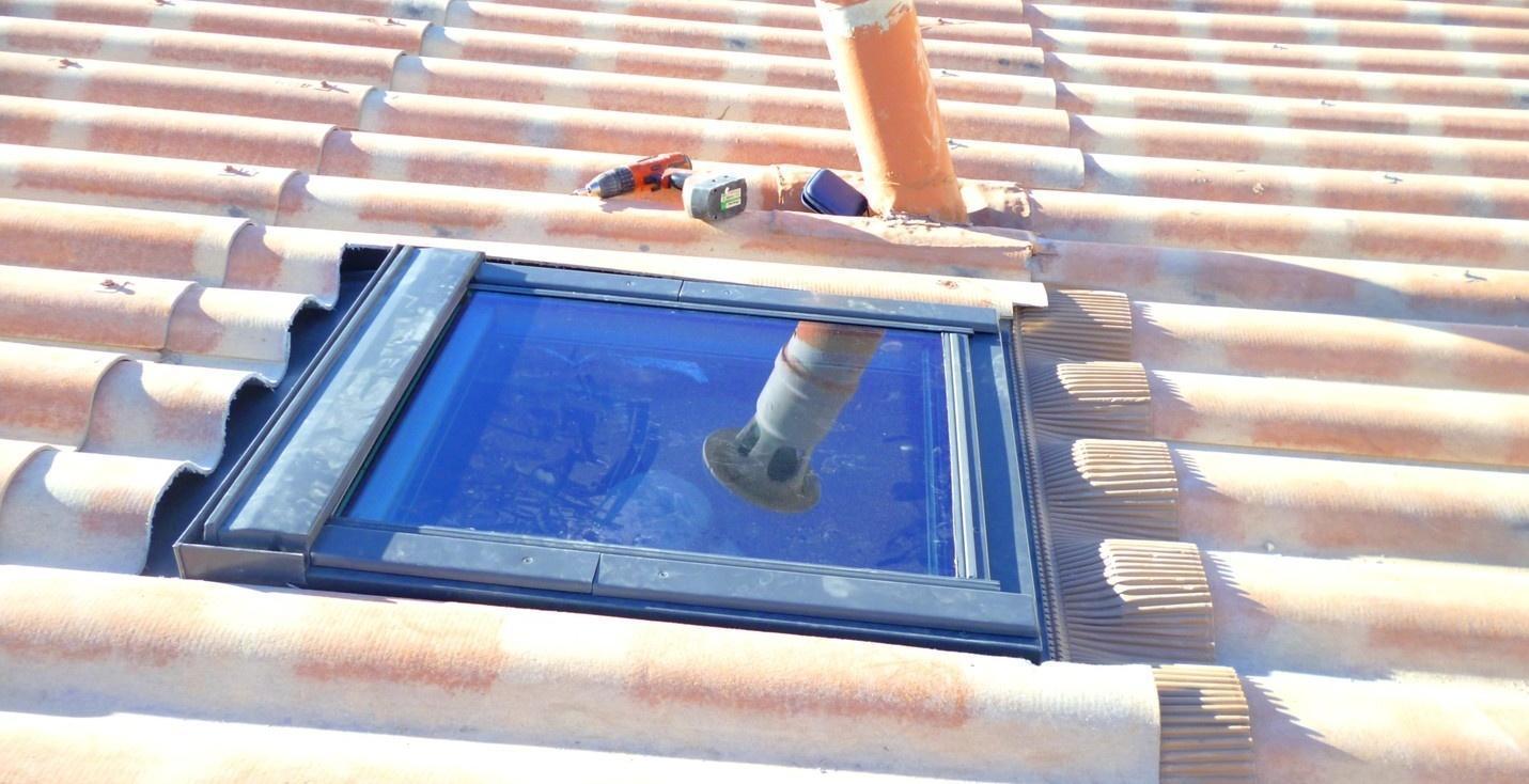Pose de fenêtre de toit