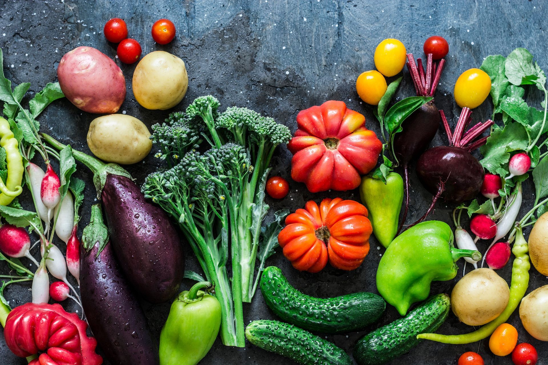 Hay muchos tipos diferentes de verduras en la mesa.