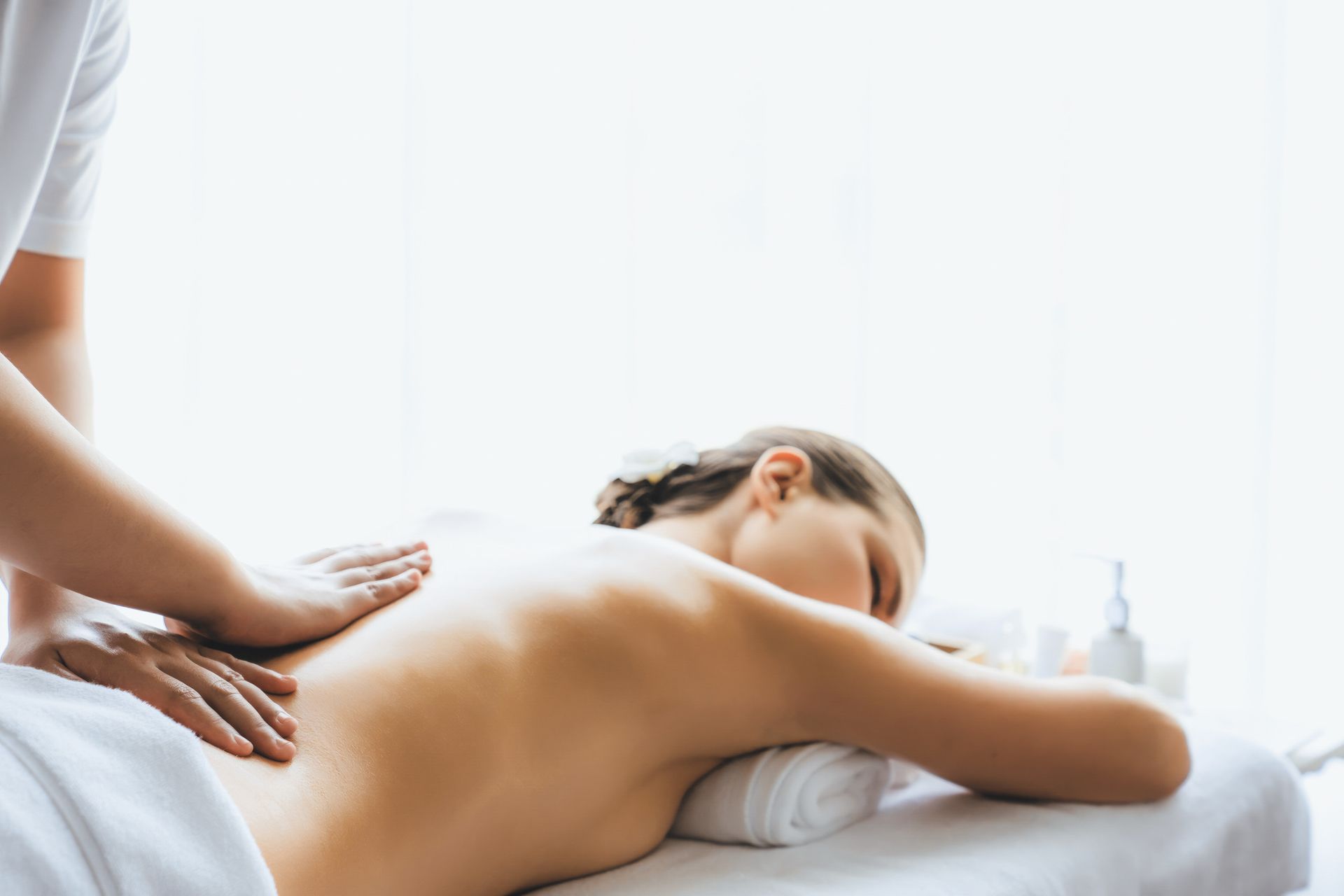 Una mujer está recibiendo un masaje en un spa.