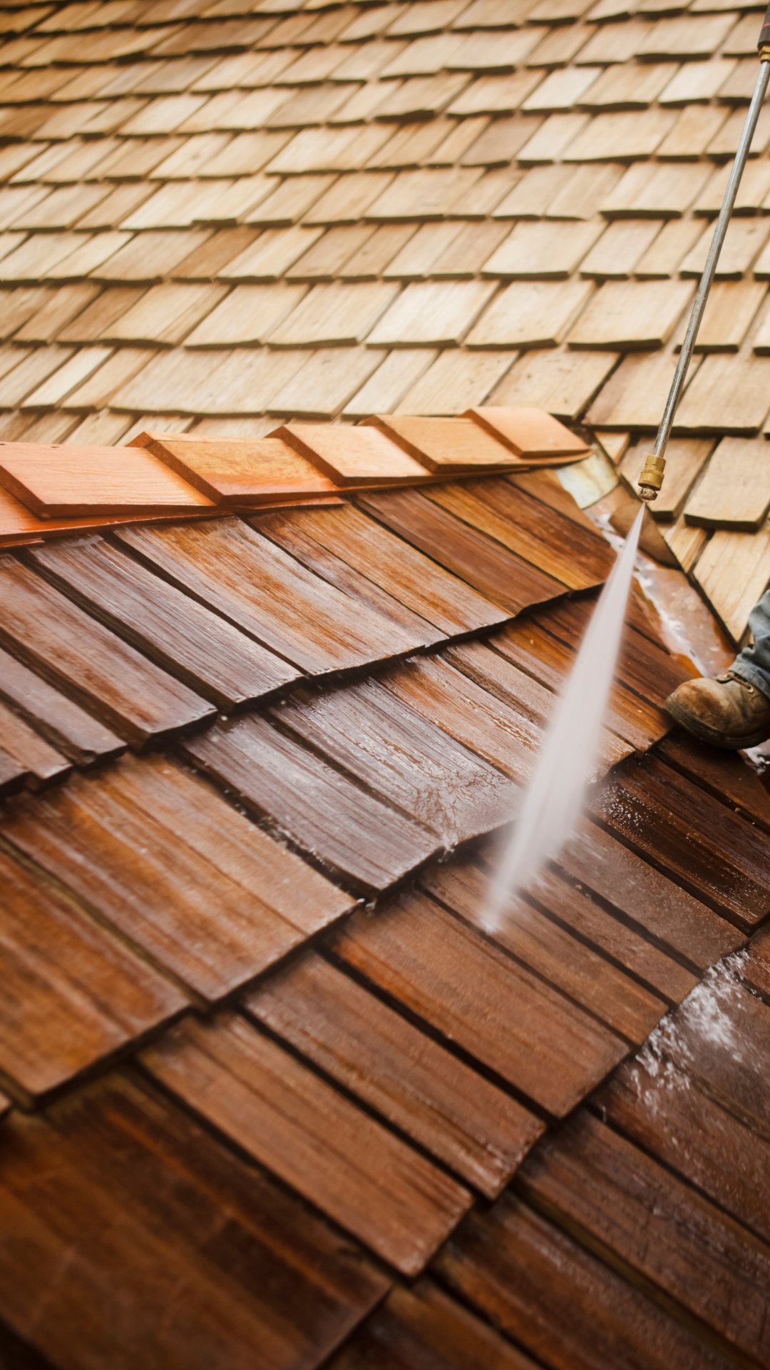 Nettoyage à pression d'un toit en bardeaux de bois.
