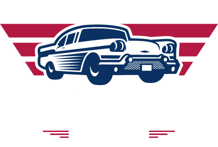 Logo de voiture classique bleu avec fond rayé rouge et blanc.