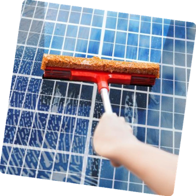 Personne nettoyant des panneaux solaires avec une éponge à long manche, panneaux bleus en arrière-plan.