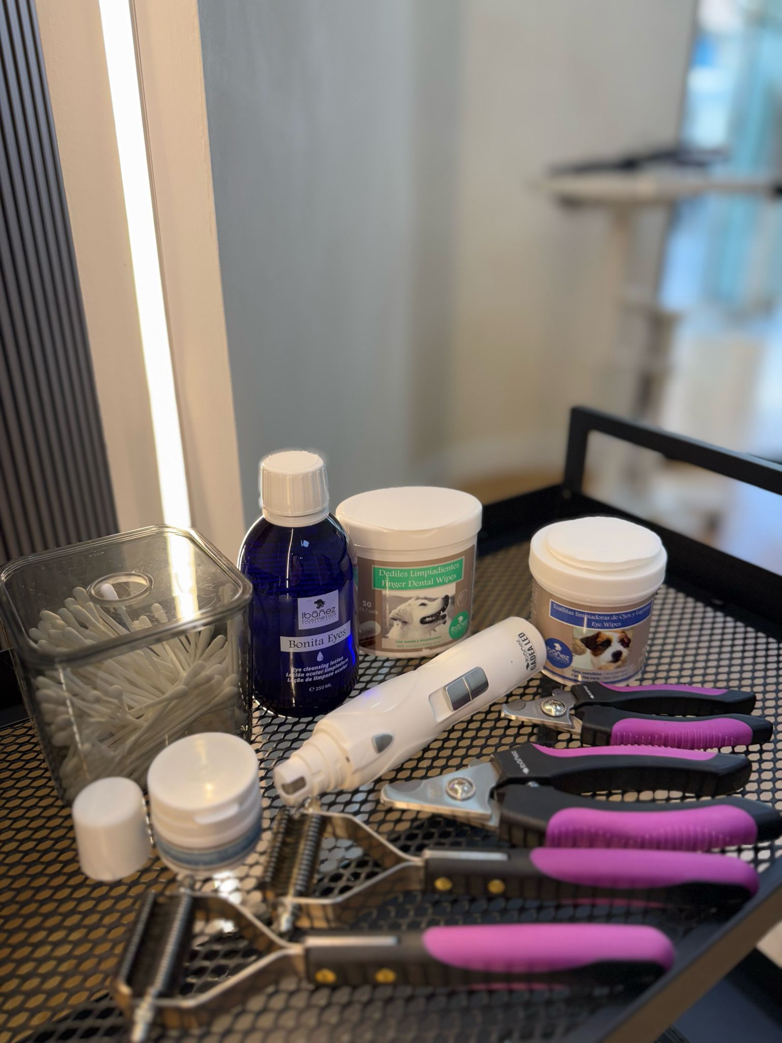 Una mesa con un montón de herramientas y botellas sobre ella.