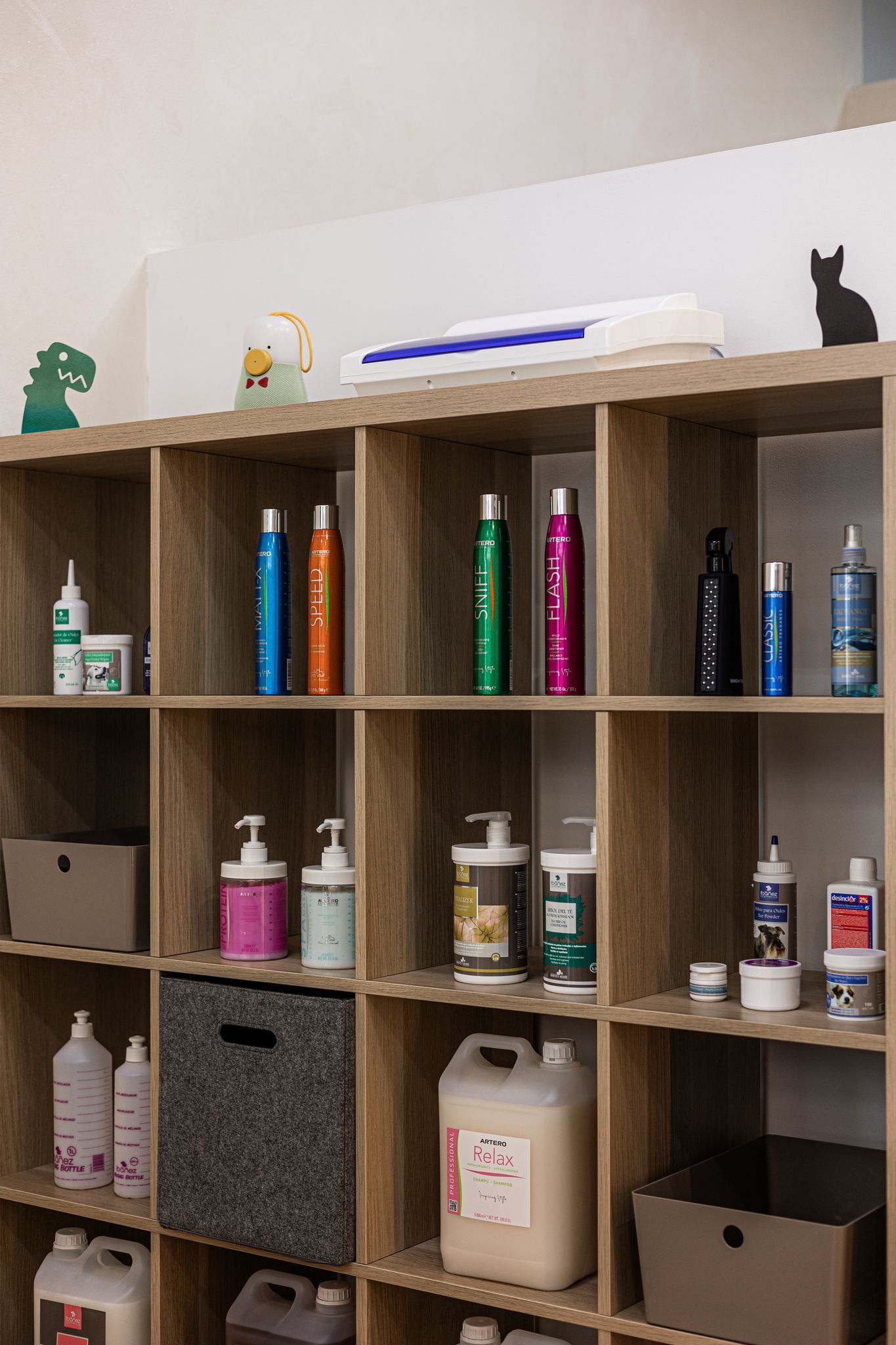 Un estante lleno de botellas de champú y acondicionador.
