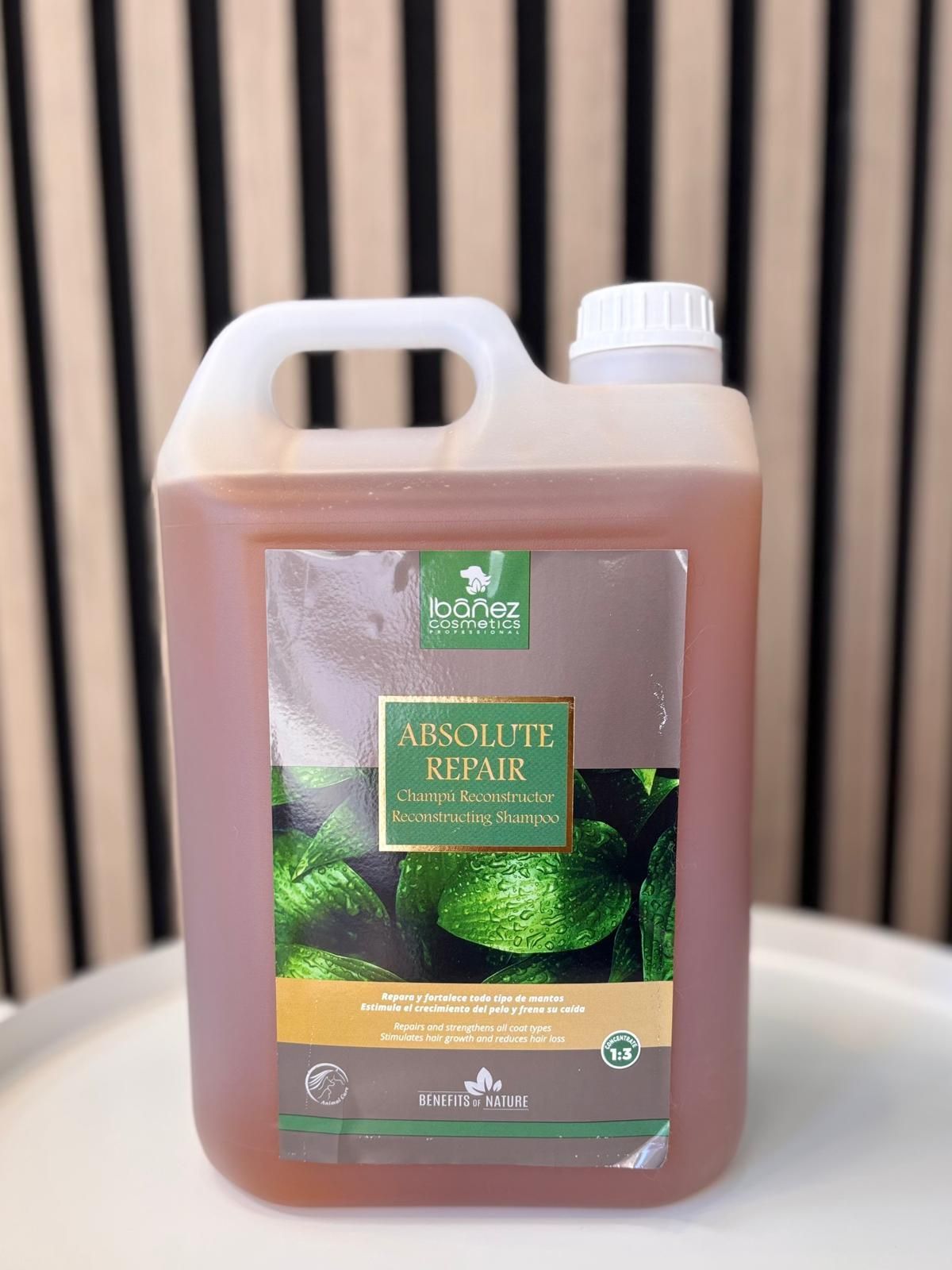 Un galón de líquido está sobre una mesa.