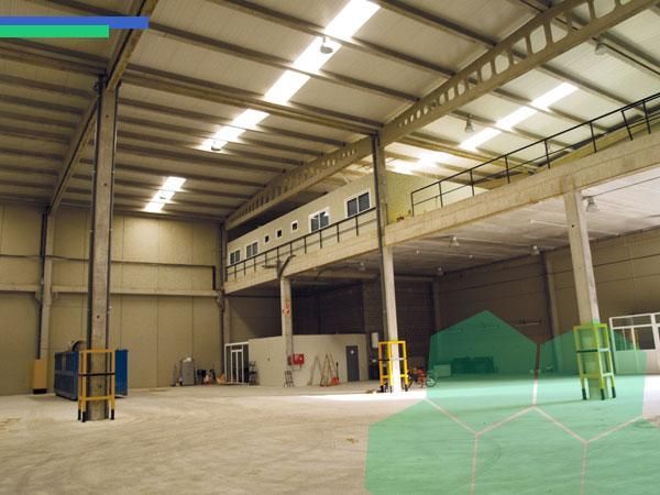 Un almacén vacío con un círculo verde en el medio.