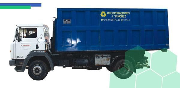 Un camión volquete azul con la palabra Sánchez en el costado.
