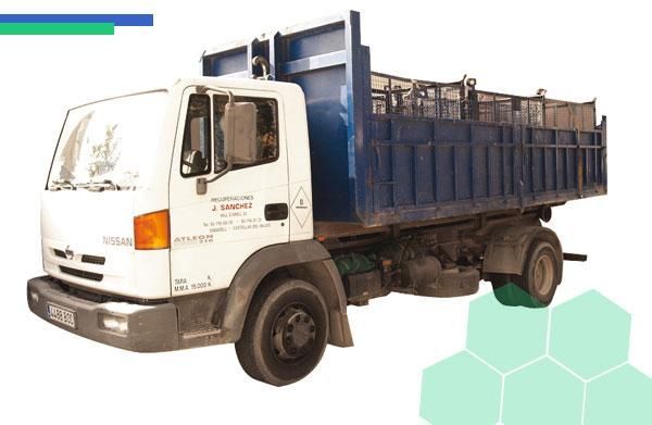 Un camión blanco con una jaula azul en la parte trasera está sentado sobre un fondo blanco.