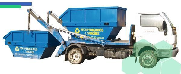 Un contenedor de basura azul está conectado a un camión blanco.