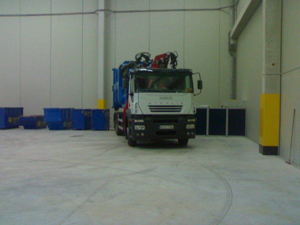 Un camión Iveco está estacionado en un almacén.