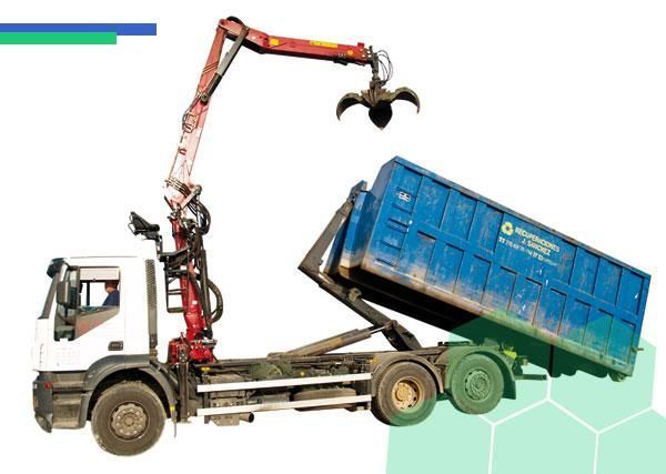 Un camión volquete con una grúa acoplada está cargando un contenedor azul.