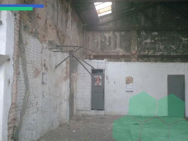 Una habitación vacía con una puerta y un techo.