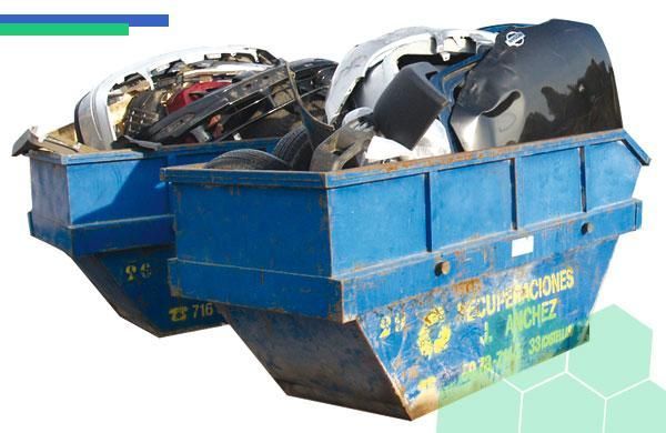 Un contenedor azul lleno de basura