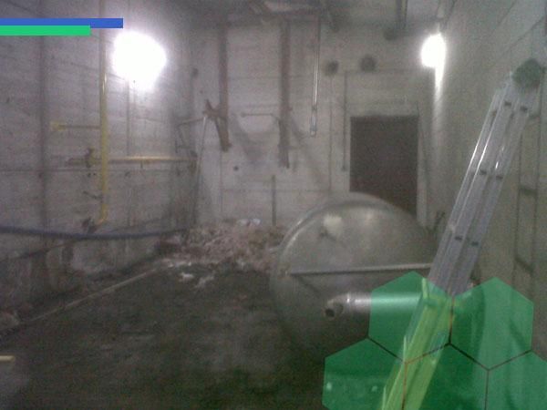 Una habitación vacía con un objeto verde en el medio.