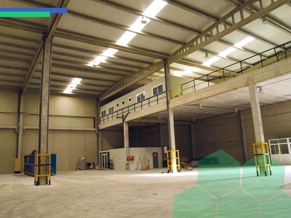 Un almacén vacío con un círculo verde en el medio.