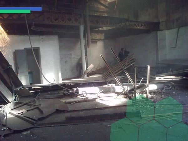 Se está jugando a un videojuego en un edificio abandonado.