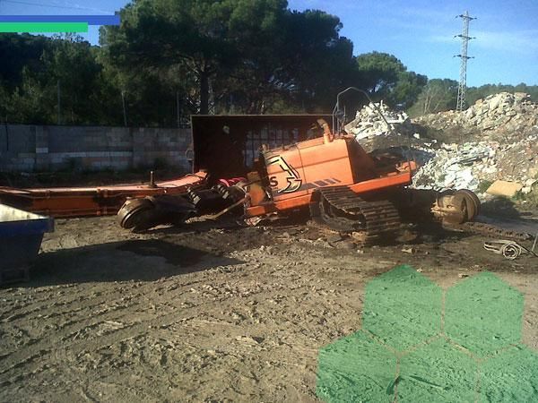 Un tractor está estacionado en el suelo en un campo.