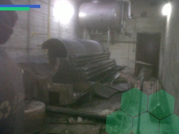 Una imagen borrosa de una habitación con un cubo verde en primer plano.