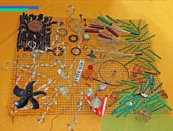 Un montón de basura sobre una mesa con una etiqueta que dice 19r-636