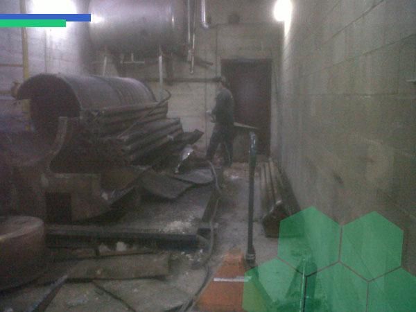 Un hombre está trabajando en una máquina en una habitación oscura.