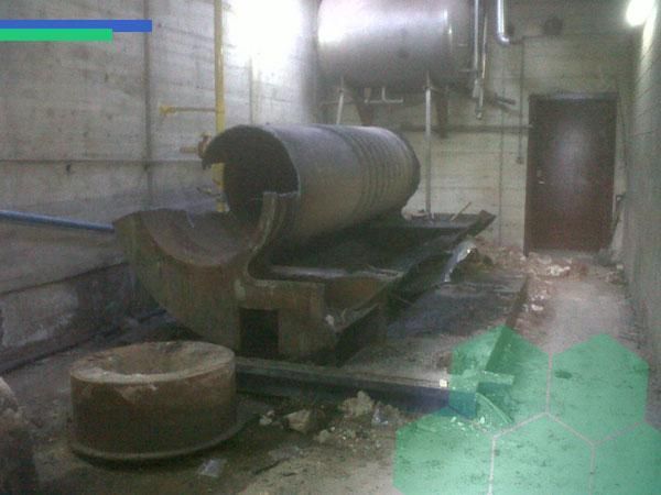 Un gran objeto de metal se encuentra en el medio de una habitación.