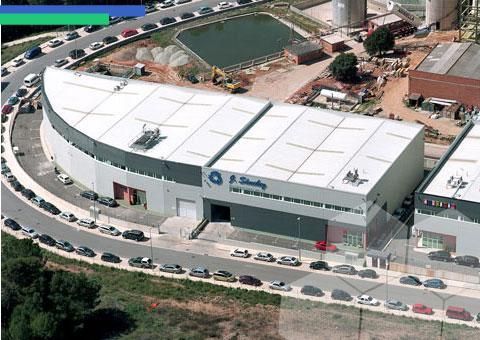 Una vista aérea de un gran edificio que dice