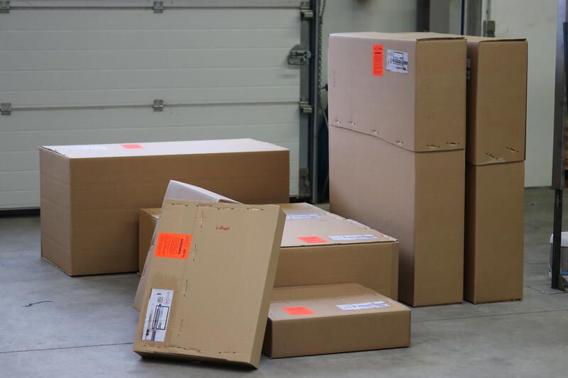 Ein Haufen Kartons sind übereinander gestapelt