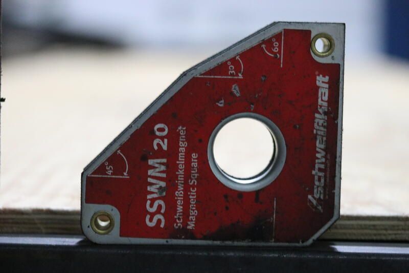 Ein SSWM 20 magnetisches Quadrat sitzt auf einem Stück Metall