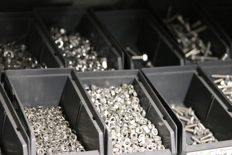 Eine Reihe von Behältern gefüllt mit Muttern und Schrauben