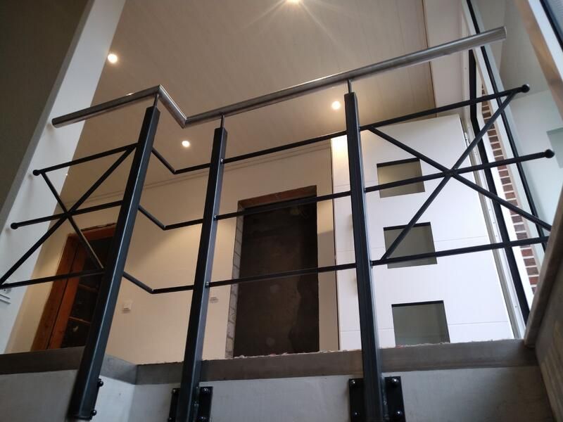 Eine Treppe mit einem Metallgeländer und einer Tür im Hintergrund