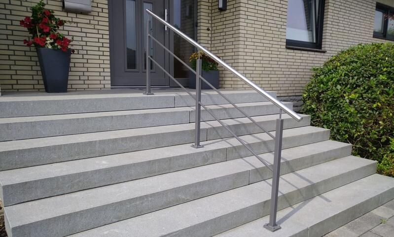 Eine Treppe mit einem Geländer aus Edelstahl