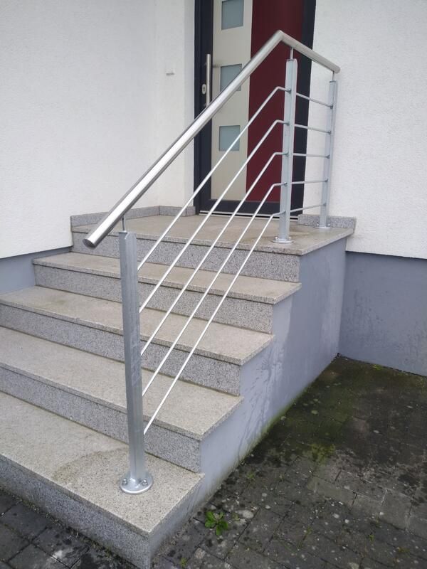 Eine Treppe mit einem Geländer aus Edelstahl
