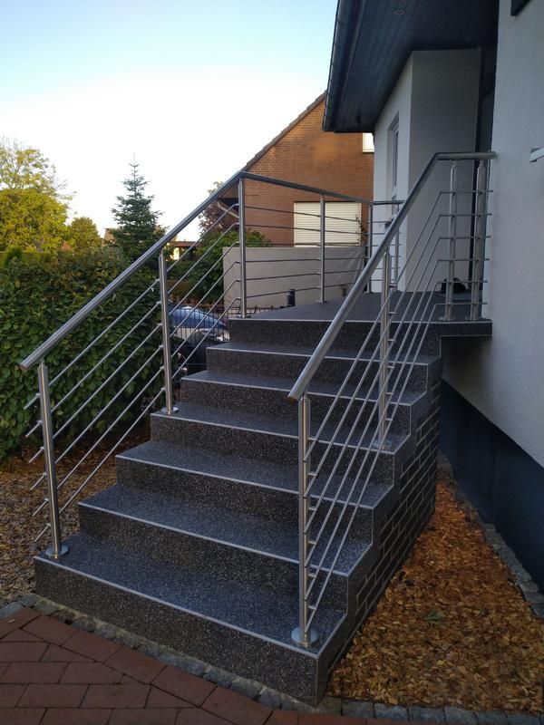 Eine Treppe mit einem Geländer aus Edelstahl