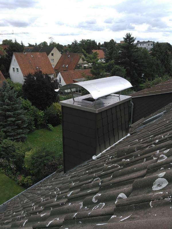 Ein Dach mit einem Schornsteinschutz darauf