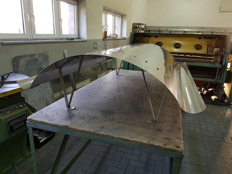 Ein großes Stück Metall liegt auf einem Tisch in einem Raum