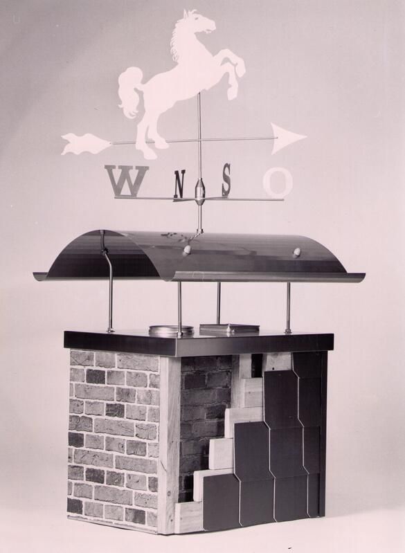 Ein Schwarzweißfoto eines Schornsteinschutzes mit einem Pferd obendrauf