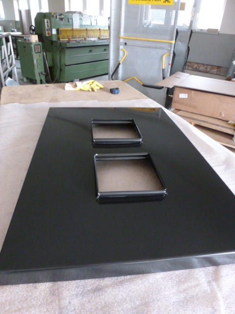 Ein schwarzes Stück Metall mit zwei ausgeschnittenen Quadraten