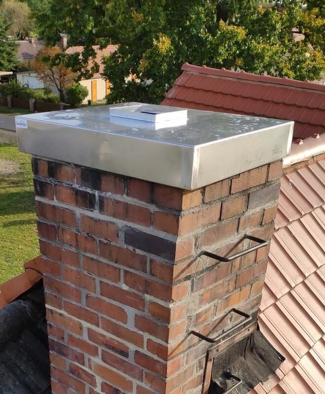 Ein gemauerter Schornstein auf einem Ziegeldach