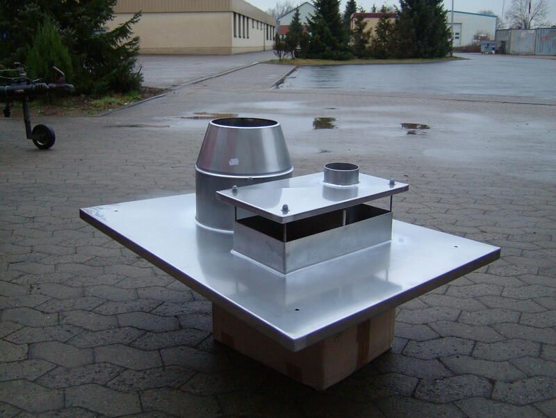 Ein Schornsteinschutz liegt auf einem Ziegelboden