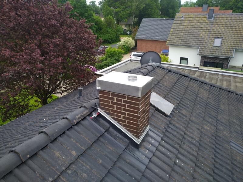 Ein gemauerter Schornstein auf dem Dach eines Hauses