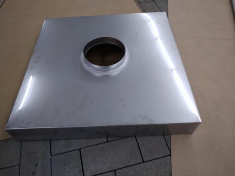 Ein quadratisches Stück Metall mit einem Loch in der Mitte